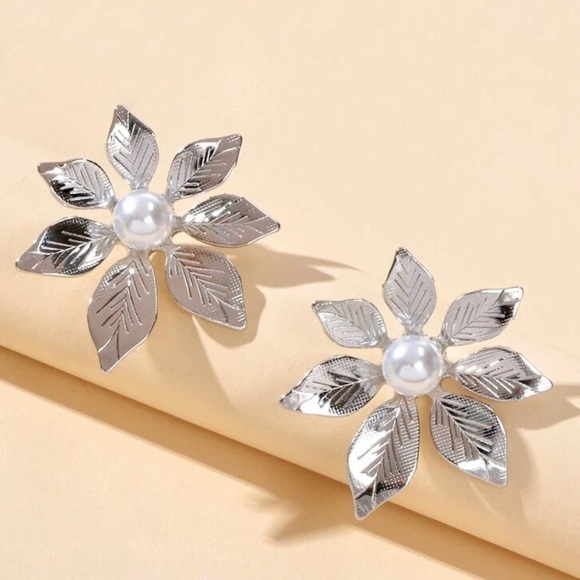 Silver Flower Stud Earrings Faux Pearl Center New - Picture 3 of 3